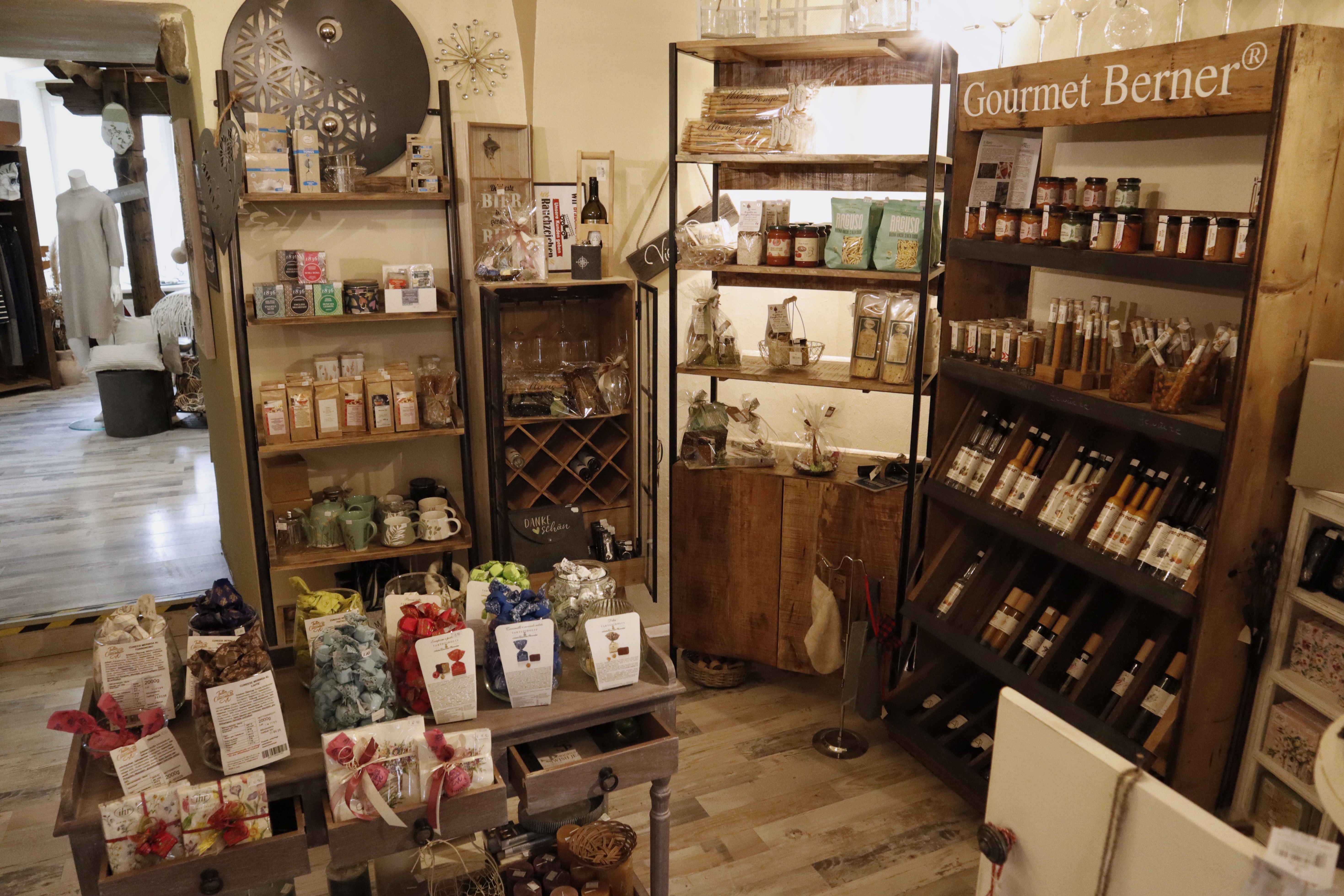 Tisch mit ausgewählten Produkten